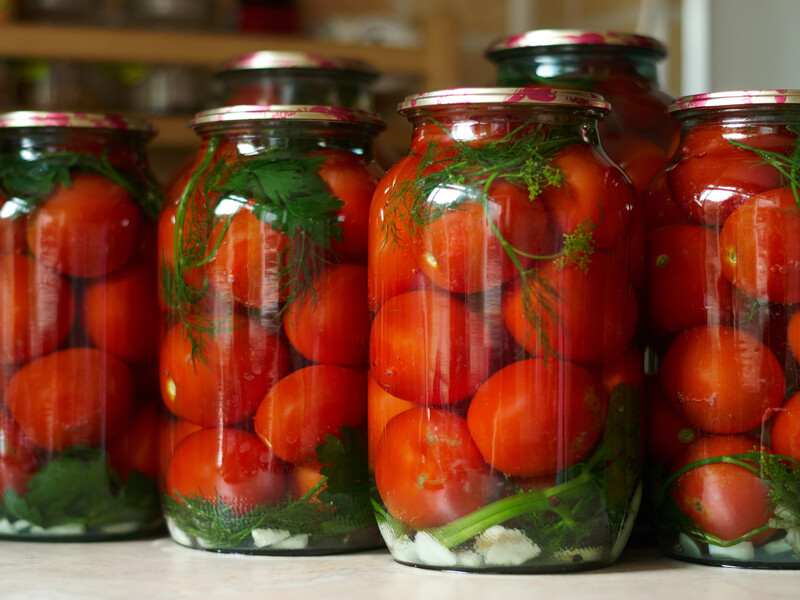 Залийте помідори цим простим маринадом – і отримаєте пружні овочі на зиму. Швидкий рецепт