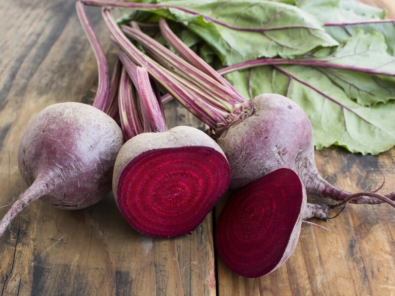 Через це сусідство буряк росте з білими кільцями всередині. Як зібрати якісний урожай