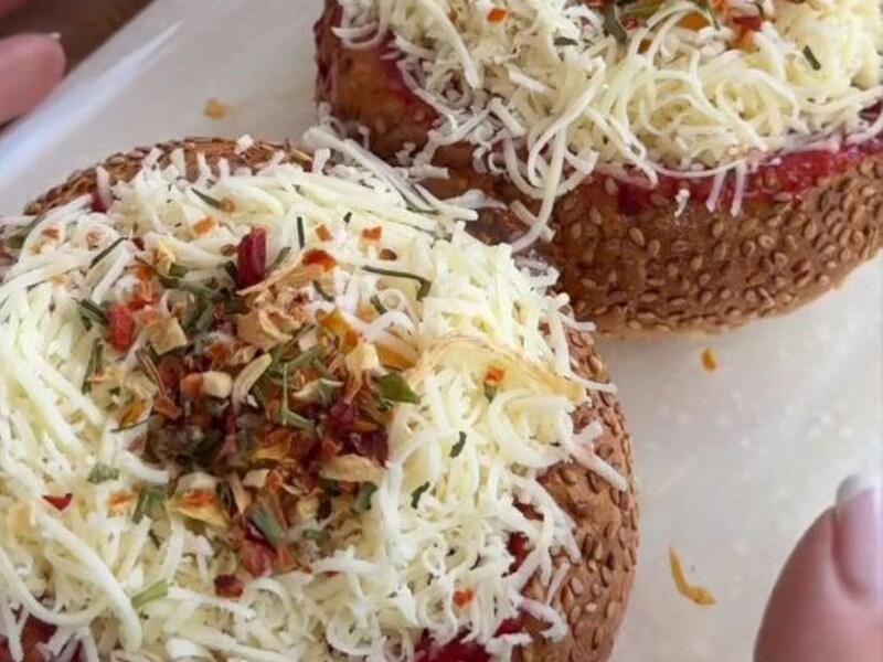 Зробіть цю начинку, покладіть у булочку – і ситні бутерброди точно сподобаються. Швидкий рецепт