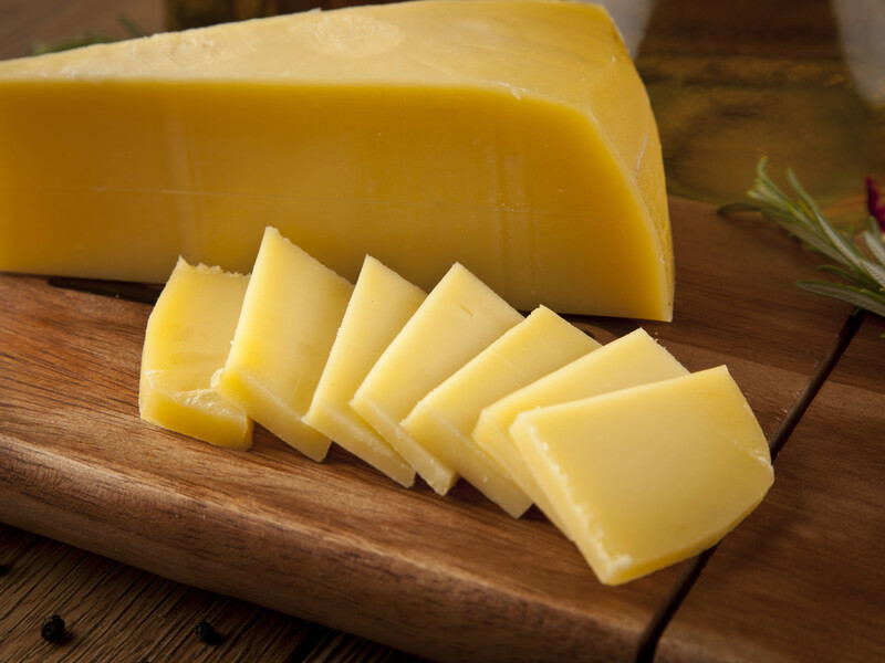 Усього 10 хвилин – і неймовірно смачний твердий сир готовий. Простий рецепт з чотирьох продуктів