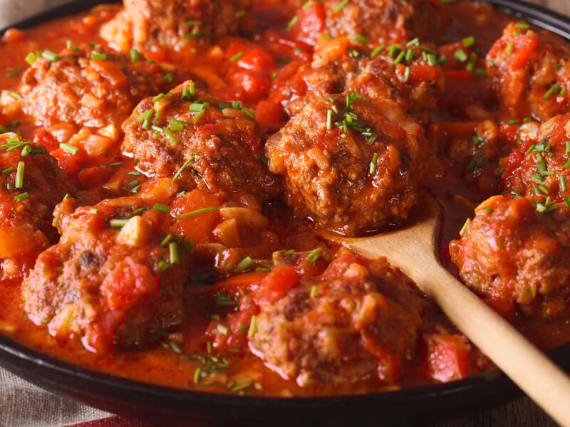 Протушкуйте тефтелі у цьому соусі – і вони вийдуть неймовірно ніжними. Швидкий рецепт