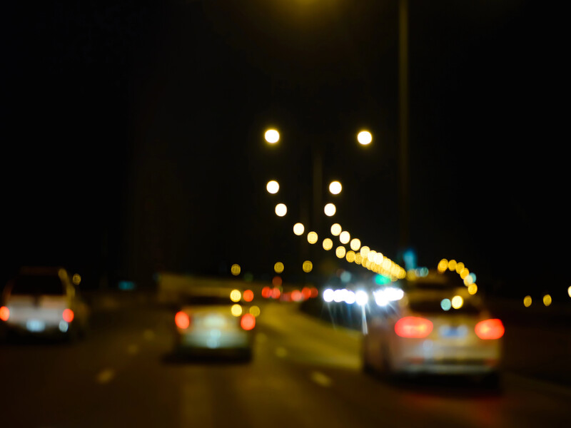 Відразу переведіть на це погляд, якщо сліплять фарами. П'ять порад, які врятують життя на дорозі