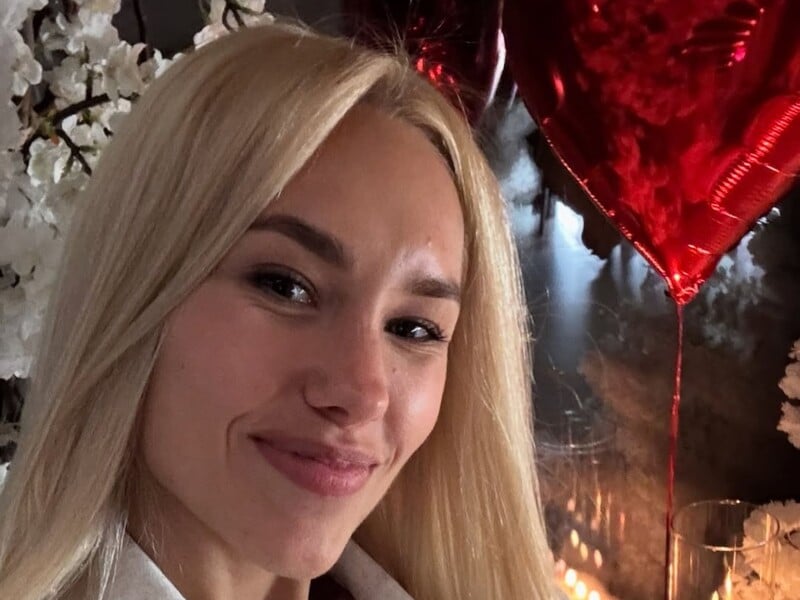 Квіткова знялася у відвертій сукні без білизни. Як відреагував її новий бойфренд на гарячі фото