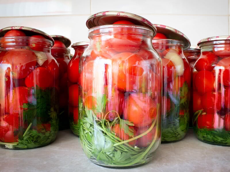 Додайте ці спеції в банку – і вийдуть легендарні помідори на зиму. Рецепт консервації