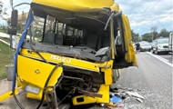 В Києві маршрутка врізалася в автобус на зупинці