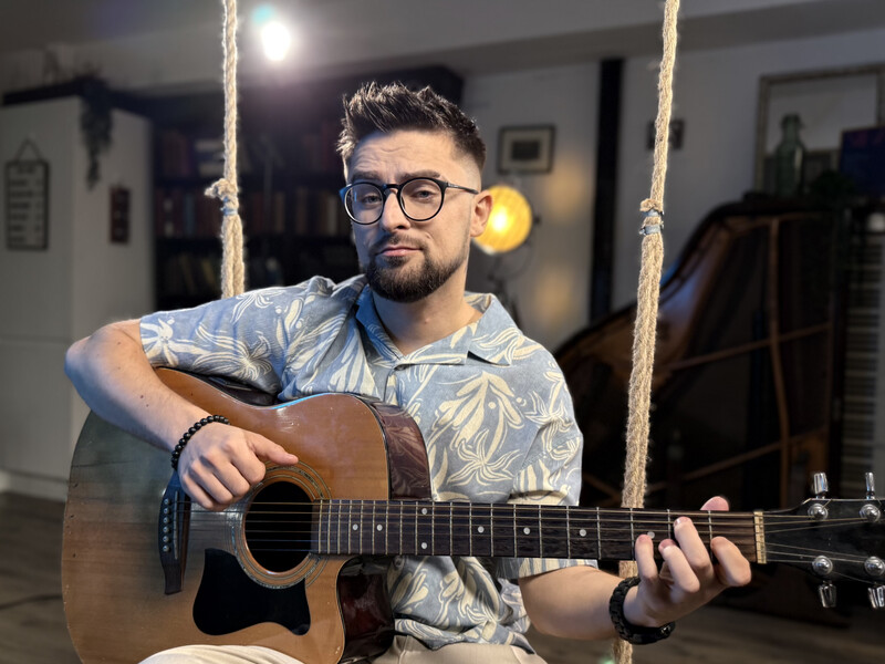 "Хітяра". Julik вразив прем'єрою запальної пісні, яку слухають на повторі – вона заряджає. Відео