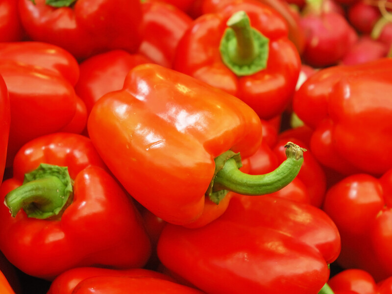 Досвідчені городники назвали добриво, яким треба підживити перець для продовження плодоношення