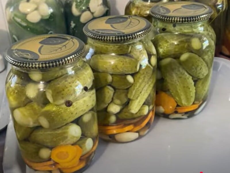 Приготуйте на зиму ці пікантні огірки. Простий рецепт консервації без кип'ятіння маринаду