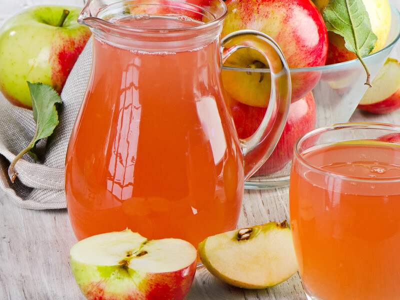 Залийте яблука цим – і отримаєте дуже смачний і схожий на "Живчик" напій. Простий рецепт