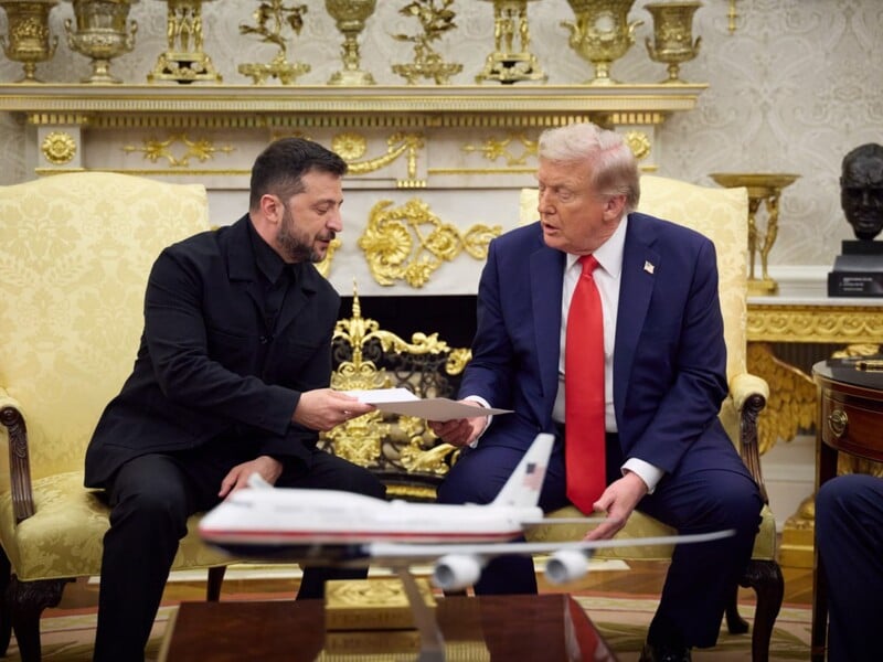 Трамп розповів про враження першої леді США від листа, який їй передала дружина Зеленського Трамп розповів про враження першої леді США від листа, який їй передала дружина Зеленського