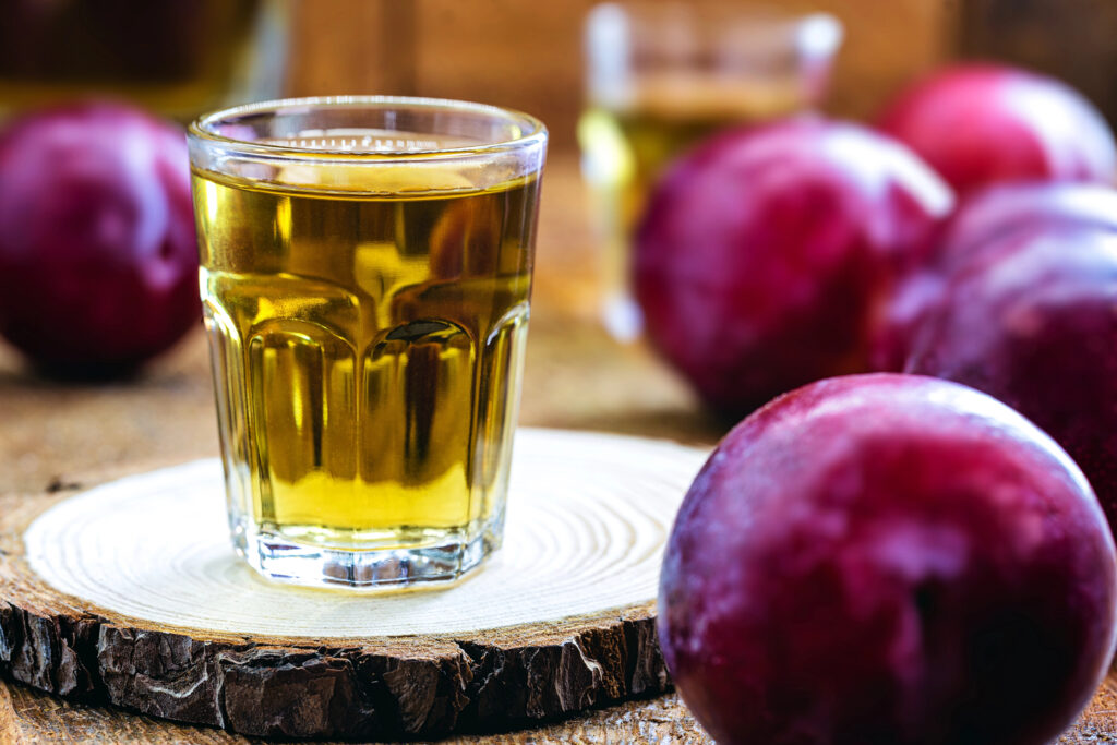 Просто залийте цим сливи – і за місяць матимете смачну і в міру ніжну наливку. Швидкий рецепт