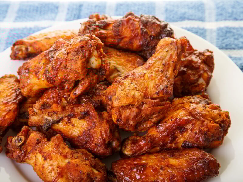 Зробіть такий соус – і курячі крильця вийдуть надзвичайно смачними й соковитими. Найшвидший рецепт