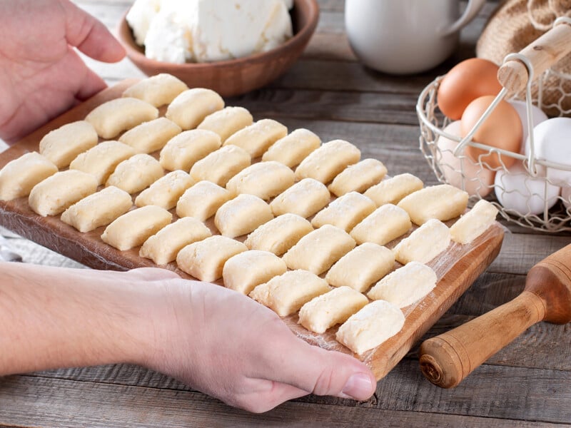 Ці ліниві вареники сподобаються навіть тим, хто не сильно їсть сир. Секрет – у цих двох інгредієнтах