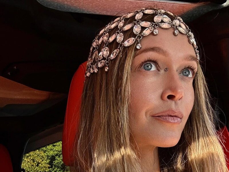 Брежнєва станцювала в сукні з вирізами на торсі