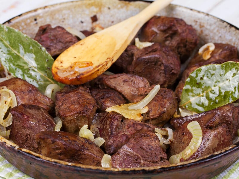 Ці три прості поради допоможуть приготувати неймовірно смачну й соковиту печінку. Головне – не перетримати