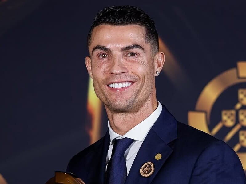 Роналду освідчився дівчині, з якою виховує п'ятьох дітей. Що відомо про обраницю футболіста