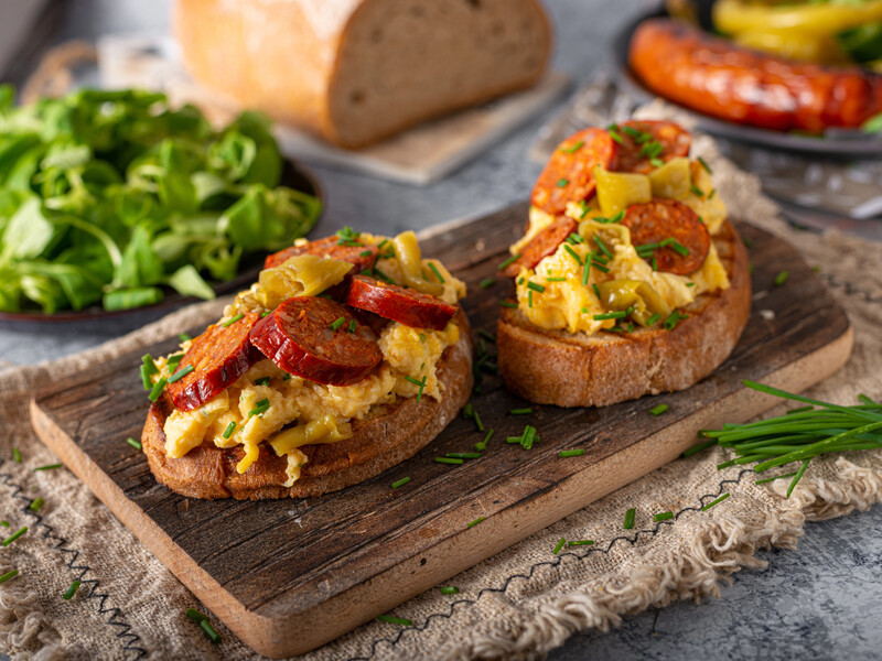 Без жодної краплі майонезу. Закуска з печених овочів і крем-сиру для смачних літніх брускет