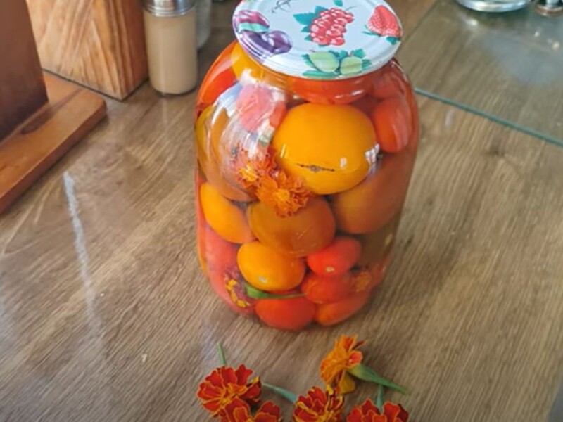 Приготуйте на зиму ці неймовірно смачні помідори із чорнобривцями замість спецій. Рецепт без стерилізації