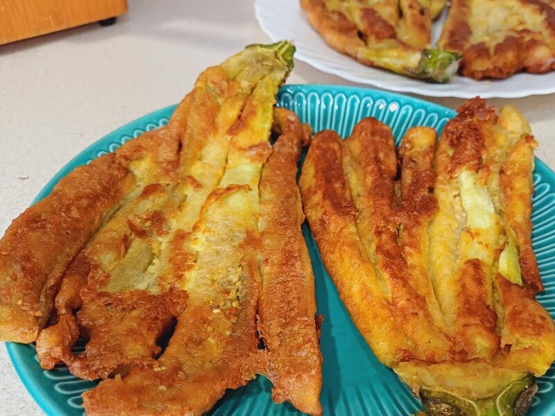 Цей рецепт додають до улюблених. Баклажани "восьминіжки" з найсмачнішим соусом