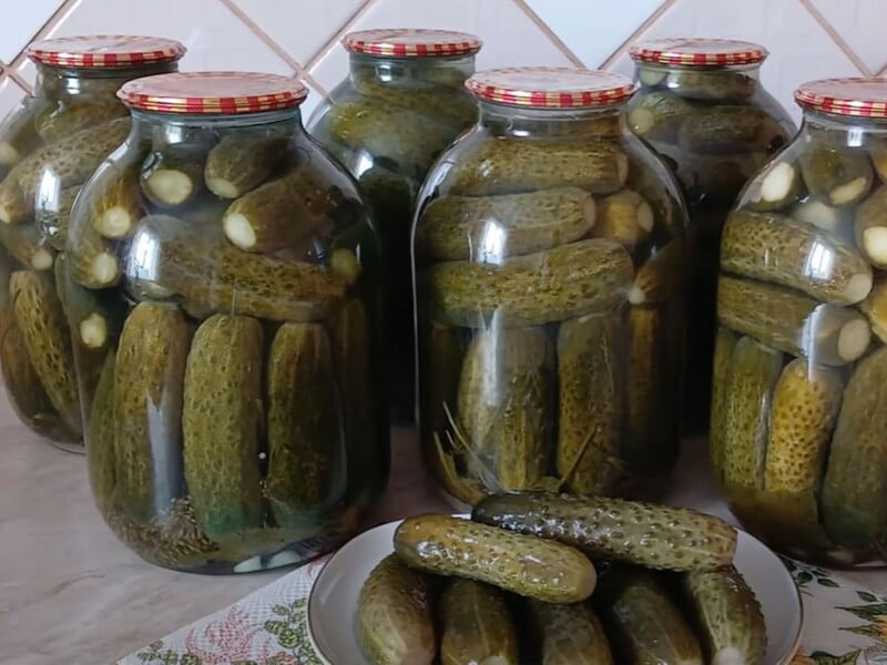 Приготуйте цей розсіл – і квашені огірки не прокиснуть навіть у квартирі. Перевірений рецепт