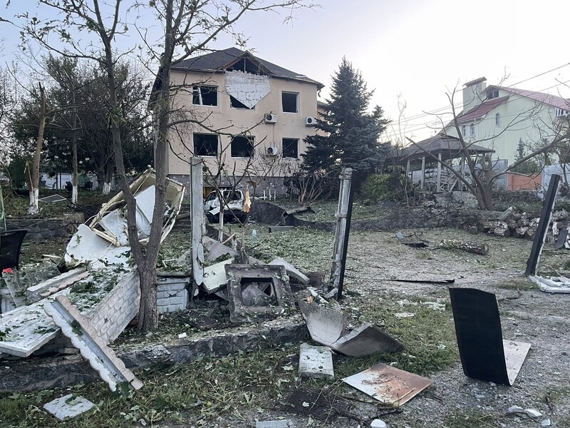 Російські дрони під час нічної атаки на Україну зруйнували будинок Січкар і знищили її машину. Фото