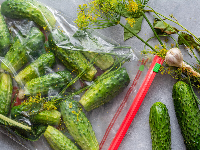 Лише за одну ніч малосольні огірки наберуться смаку. Експрес-рецепт