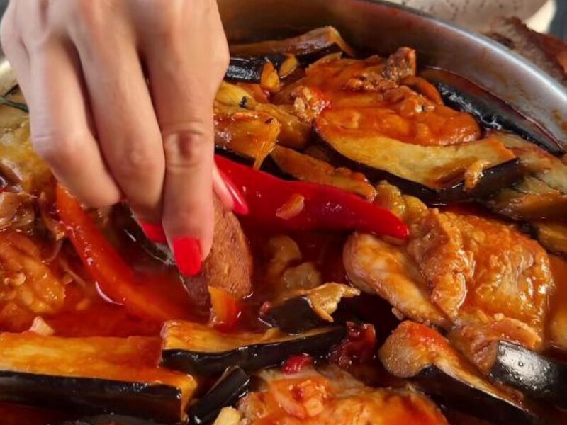 Зробите цю страву один раз – і готуватимете її постійно. Найсмачніша курка з баклажанами у соусі