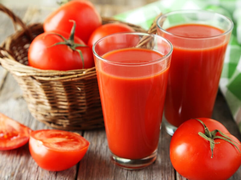 Просто змішайте ці три продукти – і за 10 хвилин отримаєте смачний томатний сік. Покроковий рецепт