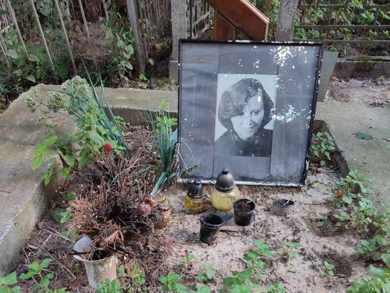 "Загнила вода, сміття. Де надгробок?" Могила відомої художниці, "української Шанель" у занедбаному стані