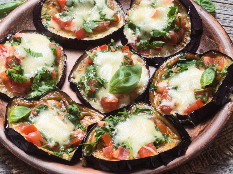 Просто запечіть баклажани з цим – і отримаєте ніжну і смачну альтернативу піци. Швидкий рецепт