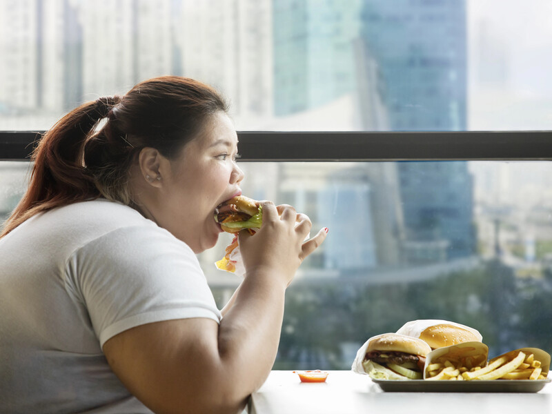 Чому під час стресу тягне на солодке? Тренер розповів, як уникнути переїдання