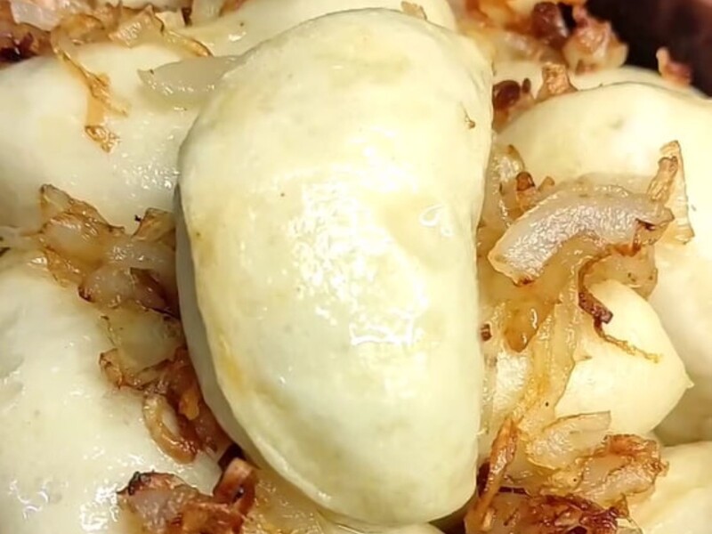 Додайте це до борошна – і вареники вийдуть неймовірно пухкими. Рецепт універсального тіста на кефірі