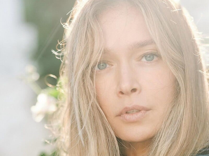 43-річна Брежнєва знялася без бюстгальтера. Співачка засвітила бюст із бічного ракурсу