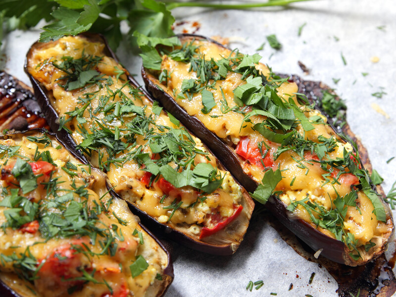 Нафаршируйте баклажани цією простою начинкою – і вони вийдуть неймовірно соковитими й смачними