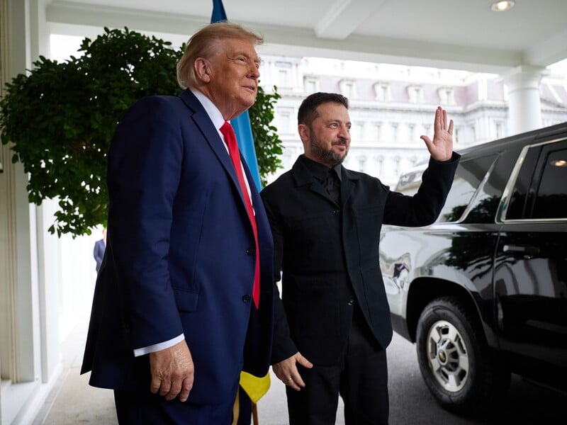 Трамп похвалився Зеленському колекцією своїх кепок. ЗМІ звернули увагу на напис на одній із них Трамп похвалився Зеленському колекцією своїх кепок. ЗМІ звернули увагу на напис на одній із них