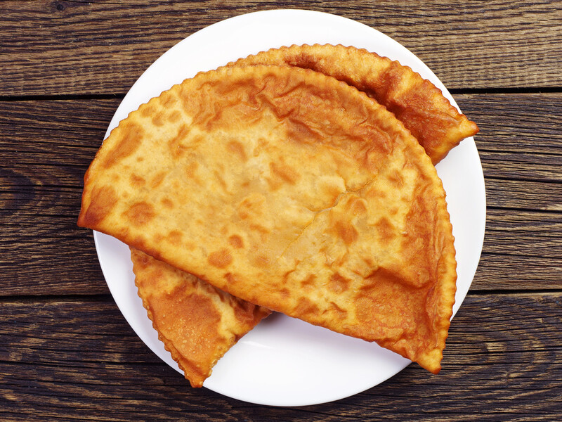 Чебуреки, як на пляжі. Рецепт з соковитою начинкою