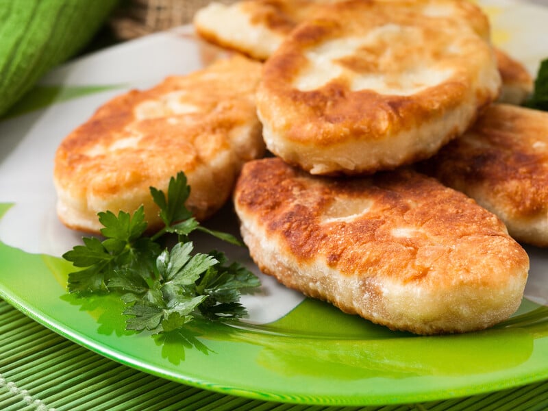 "Хрусткі зовні й м'які всередині". Рецепт пиріжків, яких "неможливо не любити"