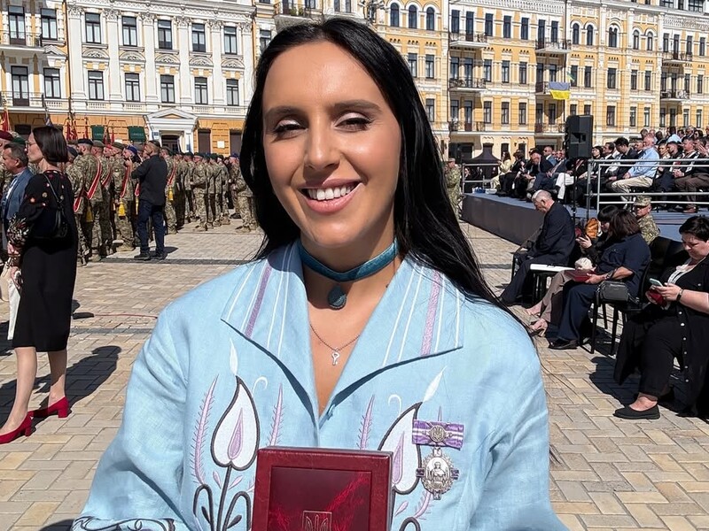 Джамала прийняла нагороду від Зеленського в цікавій сукні. Яка її вартість? Джамала прийняла нагороду від Зеленського в цікавій сукні. Яка її вартість?