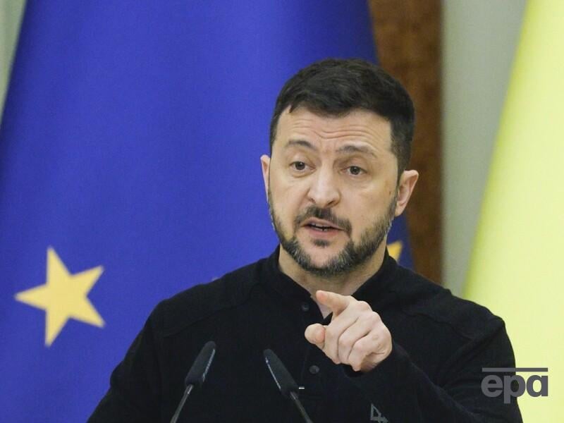 Зеленський поглузував з американця, який дорікав йому за одяг. Журналісту довелося просити вибачення Зеленський поглузував з американця, який дорікав йому за одяг. Журналісту довелося просити вибачення