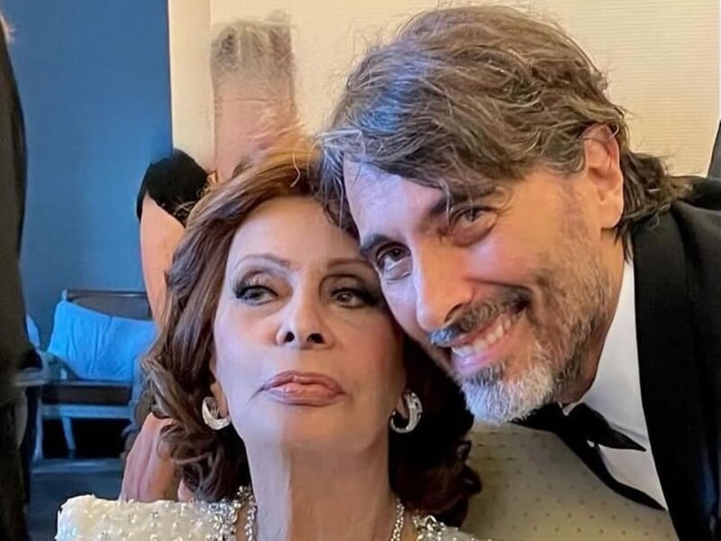 Син Лорен, який заради коханої змінив віросповідання, засвітився у цікавому вбранні. Фото