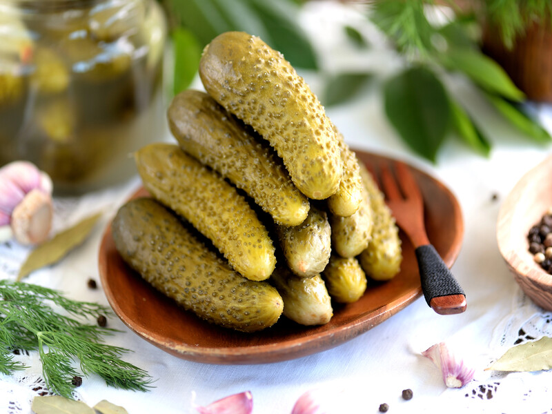 Cкільки солі, цукру й оцту брати на літр води для смачних огірків