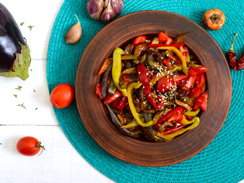 Надзвичайно смачний теплий салат із баклажанів. Його хочеться готувати знову