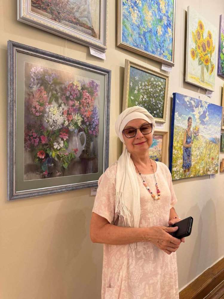 Магія живопису та щедрість сердець: у Києві відкрилася виставка “Коли квітне літо”