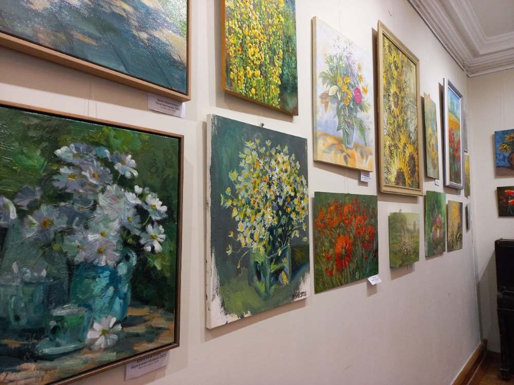 Магія живопису та щедрість сердець: у Києві відкрилася виставка “Коли квітне літо”