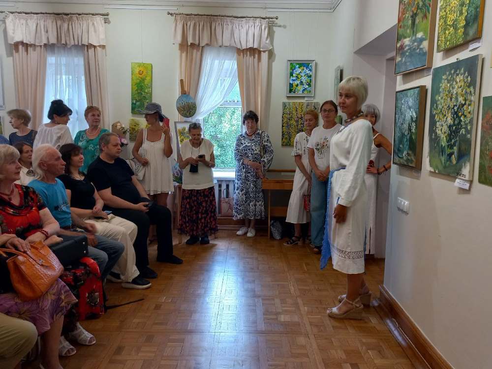 Магія живопису та щедрість сердець: у Києві відкрилася виставка “Коли квітне літо”