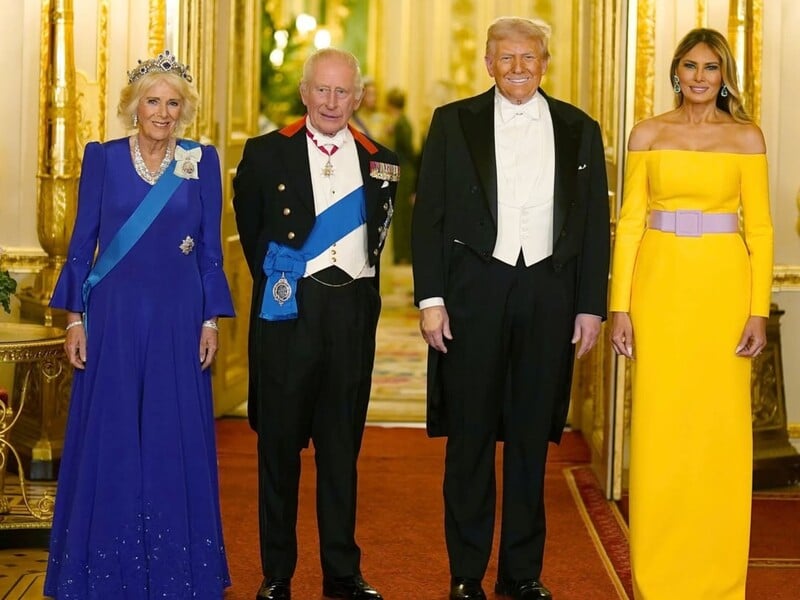 Дружини Трампа і Чарльза III вийшли в люди в сукнях кольорів українського прапора. Чому це не випадковість Дружини Трампа і Чарльза III вийшли в люди в сукнях кольорів українського прапора. Чому це не випадковість