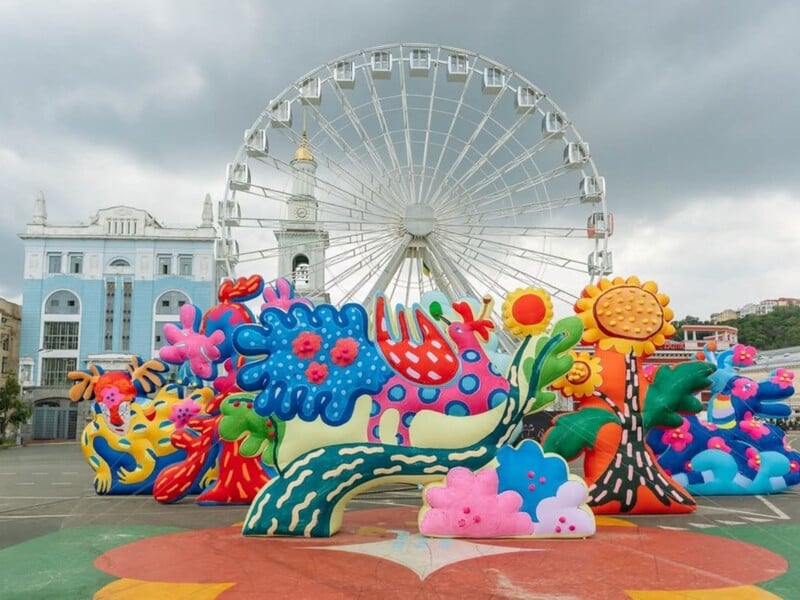 Пневматичні скульптури-велетні з'явилися в центрі Києва. Хто їх зробив і що вони означають Пневматичні скульптури-велетні з'явилися в центрі Києва. Хто їх зробив і що вони означають