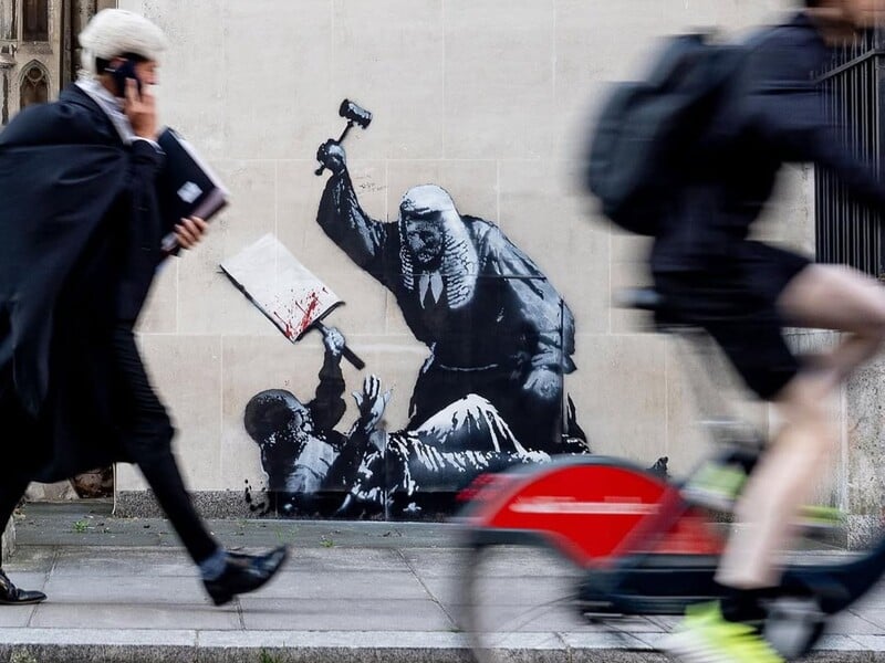 Скандальний мурал Бенксі демонтували. Що з ним не так і чому поліція зайнялася анонімним художником