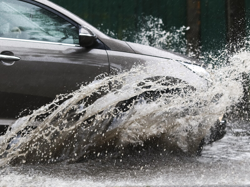Три секрети сухих штанів. Що треба знати пішоходу, щоб жодна машина не оббризкала його водою з калюжі