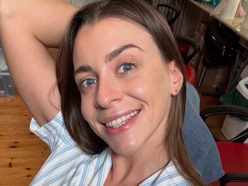 "Не витримала конкуренції". Блогер припустив, через кого відома порноакторка виїхала з України